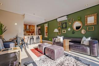 Chic Explorers Hideaway Doorstep of Cafes and Ocean - 0