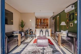 Chic Explorers Hideaway Doorstep of Cafes and Ocean - 9