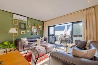 Chic Explorers Hideaway Doorstep of Cafes and Ocean - 8