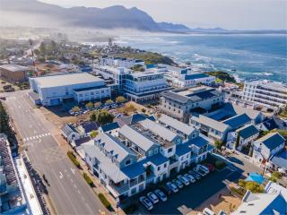 Chic Explorers Hideaway Doorstep of Cafes and Ocean - 6