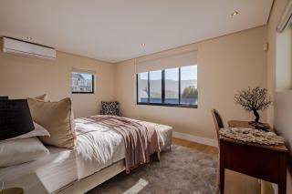 Chic Explorers Hideaway Doorstep of Cafes and Ocean - 1
