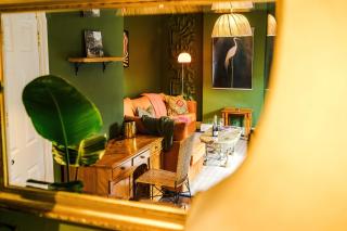 Stylish Retro Retreat by 53 Degrees Property in Manchester 4 Bed Home - 4