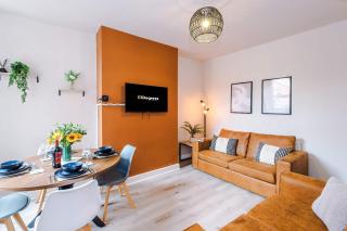 Perfect Modern 4 Bed in Crewe, Great for Business by 53 Degrees Property - 0