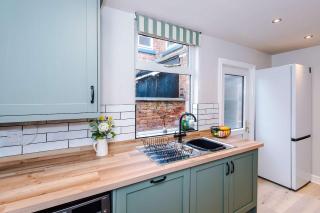 Perfect Modern 4 Bed in Crewe, Great for Business by 53 Degrees Property - 3