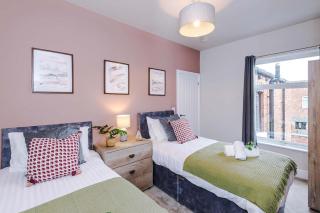 Perfect Modern 4 Bed in Crewe, Great for Business by 53 Degrees Property - 1