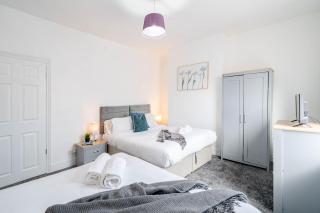 Spacious 3-Bedroom House in St Helens by Eason Stays, Ideal for Families & Business Travellers with Free Parking - 8