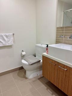 Sleek & Cozy 1BR Apt in Melbourne CBD - 9