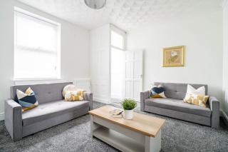 Spacious 3-Bedroom House in St Helens by Eason Stays, Ideal for Families & Business Travellers with Free Parking - 1