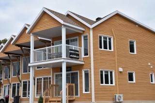 Condo Bord de fleuve Piscine - Les Voitures d'Eau - 9