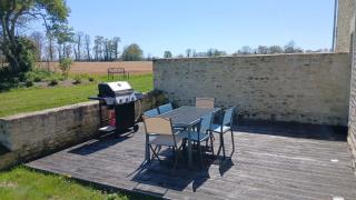 Le Pressoir, maison au calme, grand jardin, vue dégagée sur les champs, belle terrasse, 3 chambres, 2 sdb, 2 WC, parking privé, 5 kms de Bayeux et 7 kms plage d'Arromanches au coeur des plages du débarquement - 8