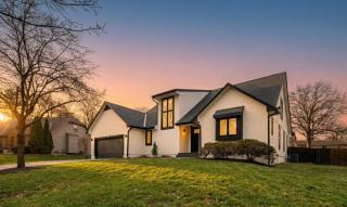 Luxe 3000sqft Heated Pool Oasis in Kansas City - 3