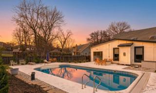 Luxe 3000sqft Heated Pool Oasis in Kansas City - 2