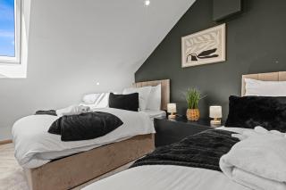 New Modern 3BR Home Near Town Centre with Garden - 3