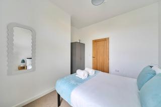 Staines 2 Bed Apartment - Free Parking - Ideal for Contractors & Leisure - 1