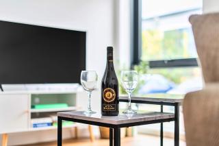 Staines 2 Bed Apartment - Free Parking - Ideal for Contractors & Leisure - 2