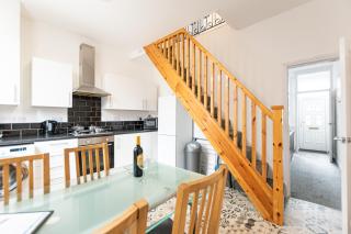 Spacious 2BR Contractor House in Farnworth, Bolton - 3