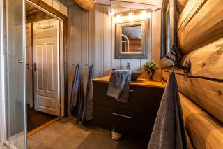 Cozy, modern log cabin - 3