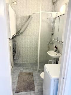 Beautiful minimalist apartment next to the train station - 3