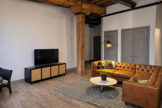 Brick and Bed - Riverfront Loft, City Views - 5