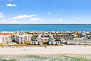 Lovely condo with private beach access - pool private balcony & laundry - 7