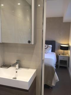 Modern 2 Bedroom Flat with private outdoor terrace - 4