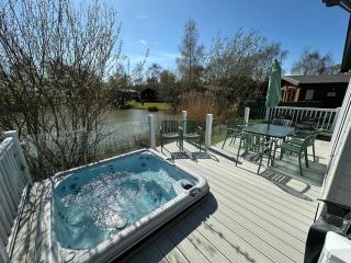 Luxury Lakeside Lodge L2 with Hot tub situated at Tattershall Lakes Country Park - 7
