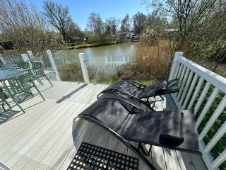 Luxury Lakeside Lodge L2 with Hot tub situated at Tattershall Lakes Country Park - 6