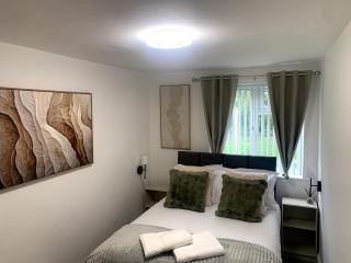 Modern Liverpool Home Near Airport, Sleeps 5, Parking & WiFi - 5