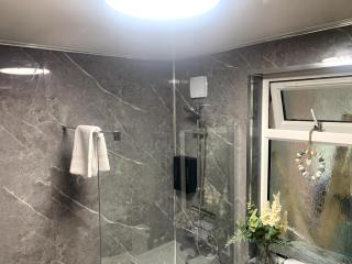 Modern Liverpool Home Near Airport, Sleeps 5, Parking & WiFi - 3