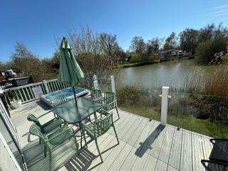 Luxury Lakeside Lodge L2 with Hot tub situated at Tattershall Lakes Country Park - 5