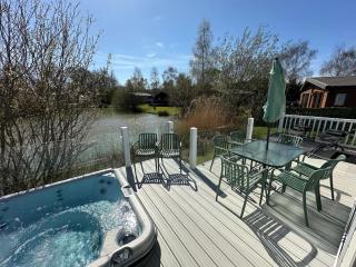 Luxury Lakeside Lodge L2 with Hot tub situated at Tattershall Lakes Country Park - 3