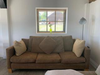 3 Bed 2 Bath Cosy Rural Barn Conversion-Parking - 1