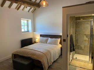 3 or 4 Bed 2 Bath Cosy Rural Barn Conversion-Parking - 8