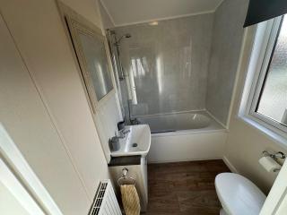 Indulgence Lakeside Lodge i2 with hot tub, private fishing peg situated at Tattershall Lakes Country Park - 2