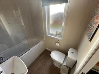 Indulgence Lakeside Lodge i2 with hot tub, private fishing peg situated at Tattershall Lakes Country Park - 1