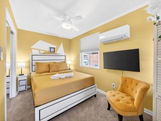 Gorgeous Home Tucked Away in Greener Part of Town Transit-Friendly - 7