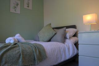 3BR Entire House, Garden, BBQ, Free Parking, 2 Bathrooms, Sleeps 7 - 4