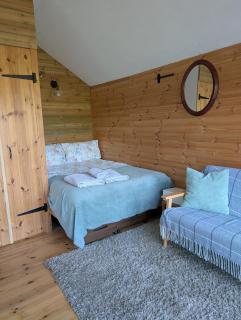 Dryw bach glamping hut - 2