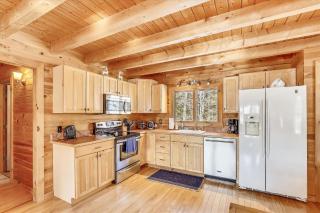 Aspen's Run: 3 br log cabin, wood stove, deck, firepit, window a/c by Stowe Country Homes - 6
