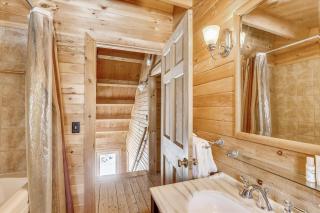 Aspen's Run: 3 br log cabin, wood stove, deck, firepit, window a/c by Stowe Country Homes - 2