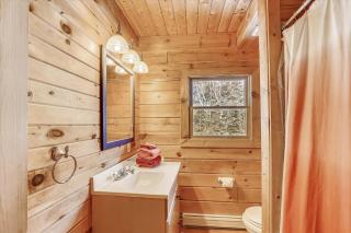 Aspen's Run: 3 br log cabin, wood stove, deck, firepit, window a/c by Stowe Country Homes - 1