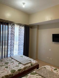 Sunvida Tower - La Maria Rentals - 2 Double Beds with Balcony near SM Mall with Wi-Fi - 5