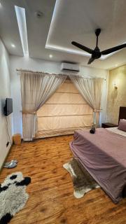 Private Luxurious Rooms In DHA phase 6 Lahore Near Raya Dolmen Mall PKLI and Airport - 3