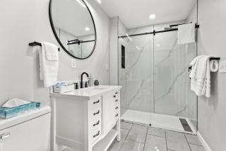 Modern One Bedroom Apartment with Gym - 6