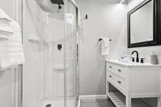 Modern One Bedroom Apartment with Gym - 5