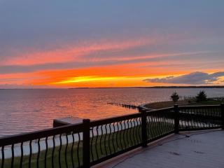 Hamptons Romantic Waterfront Queen Suite - 6