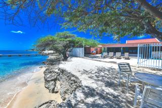 Beachfront Romantic One-Bedroom Villa - 9