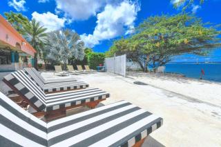 Beachfront Romantic One-Bedroom Villa - 8