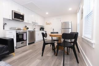 Buttercup 4 Retreat, AC, Free Parking, Deck - 3