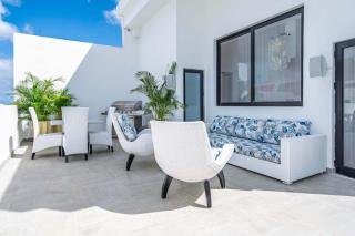 Comfy 3BR Penthouse, Private Terrace - 1